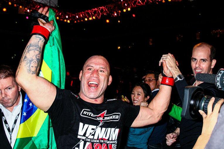 日本での勝利に喜びを爆発させるシウバ　©Susumu Nagao