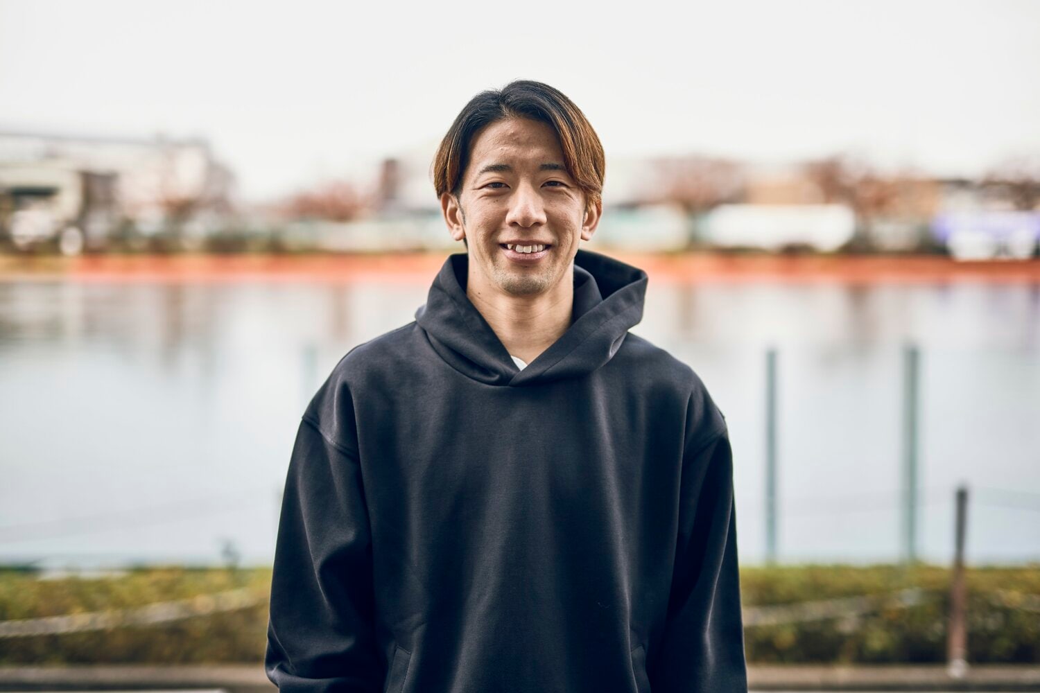 ボートレーサーとしての覚悟を語った野田昇吾。ホームの戸田水面をバックに　©Kiichi Matsumoto