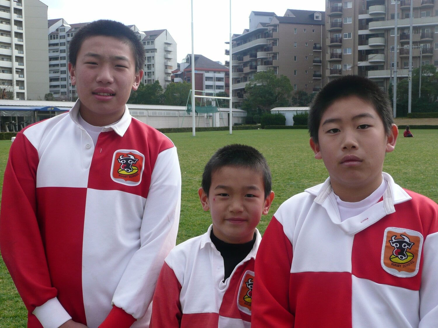 2人の兄を追うようにラグビーを始めた李承信。左が長男・承記、右が次男・承爀（父・東慶さん提供）