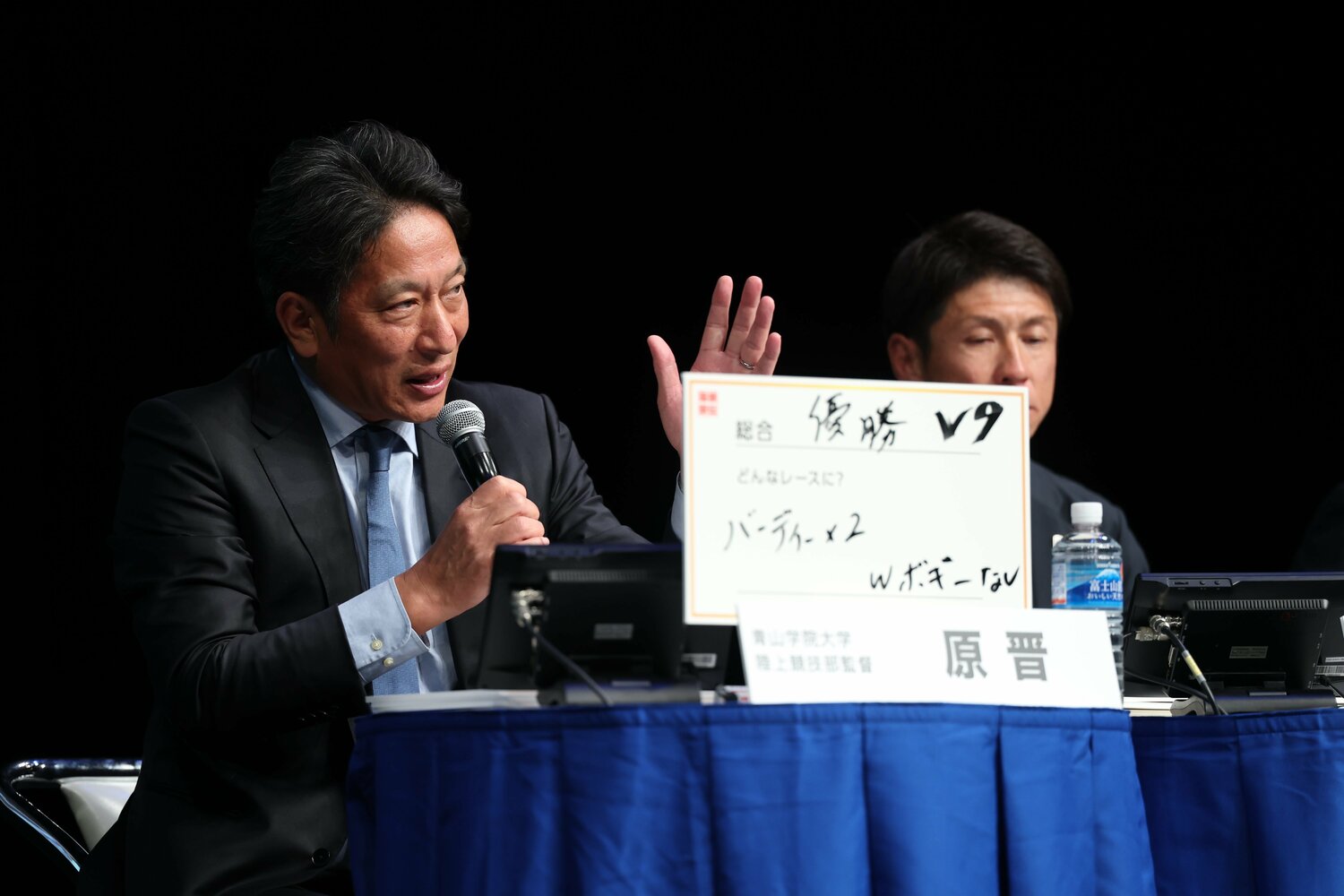 昨年12月のトークバトルで「V9」を披露する原監督 ©SANKEI SHIMBUN