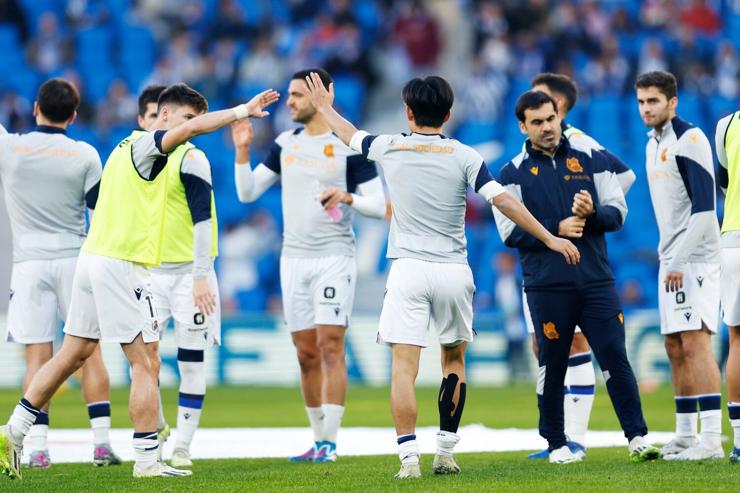 試合前、最後の気合いを入れる久保のふくらはぎにテーピングが見えた