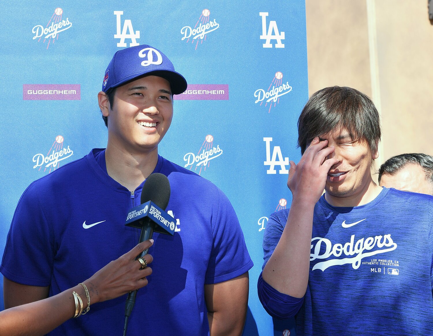 現地2月29日、結婚を公表した後、取材に応じるドジャース・大谷翔平。水原一平通訳（右）が質問を忘れ、笑顔を見せる場面も　©JIJI PRESS