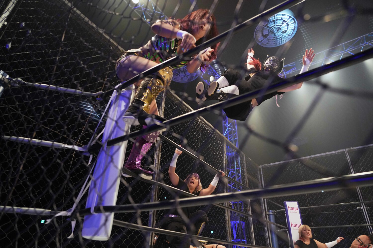 空中戦を得意とするキッドのドロップキック（クリックすると「この記事の写真」に飛びます。流血等の過激な写真を含みますのでご注意ください）