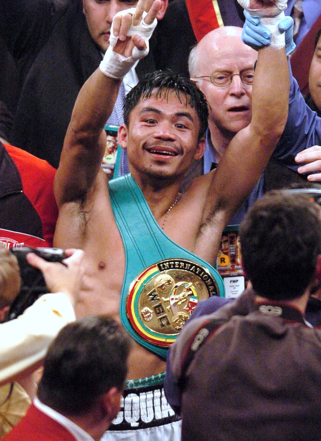 遠距離から望遠レンズで撮影するカメラマンにも目線を送るパッキャオ