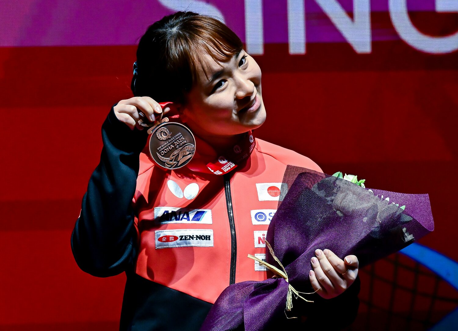 五輪とは違う価値のあるメダルを手にした　©Getty Images