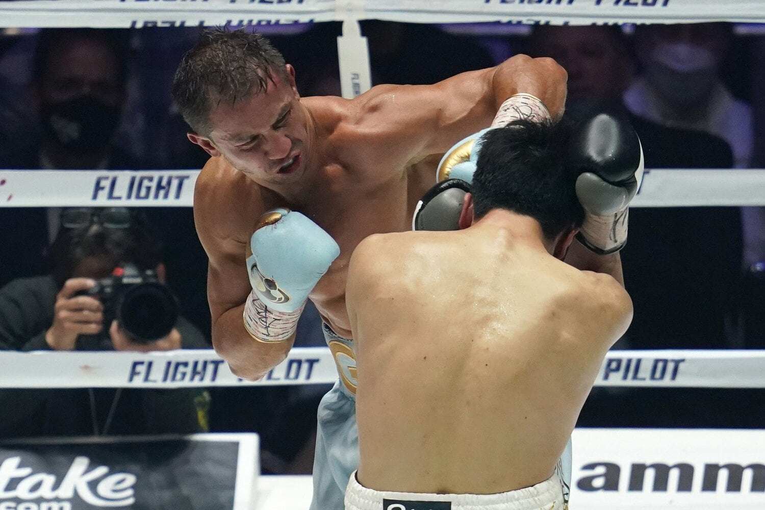 打ち下ろし気味の左フックで村田のガードをこじ開けるゴロフキン　©Getty Images