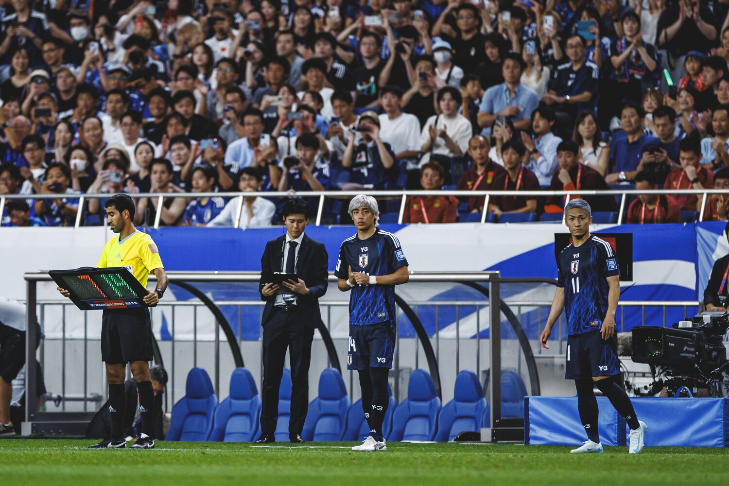 63分、伊東純也が投入された瞬間。埼玉スタジアム2002は大歓声に包まれた　©Kiichi Matsumoto