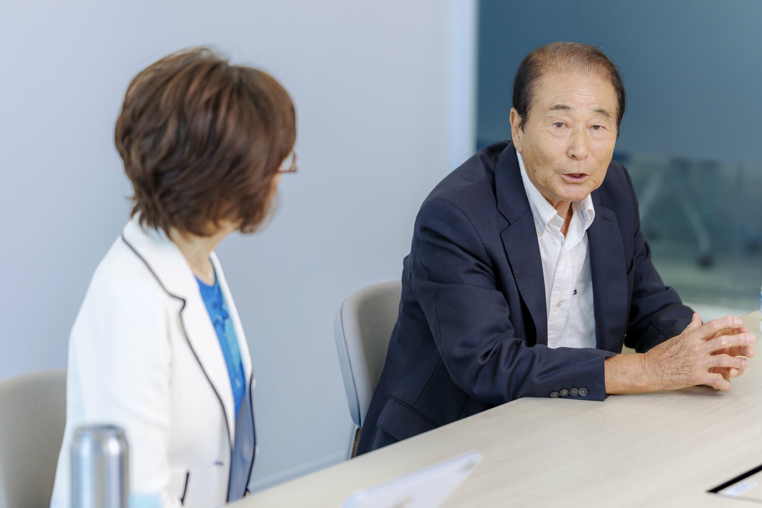 対談に臨んだ高田繁（右）と南場オーナー（左）