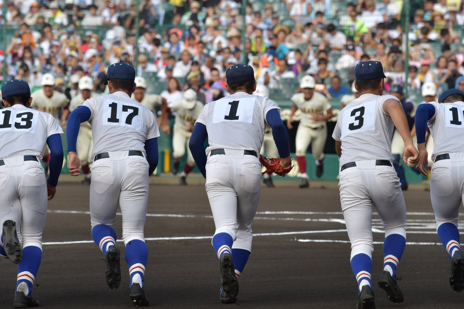 夏の甲子園、4試合の場合は第1試合が朝8時プレーボールだ。もちろん阪神園芸の朝も早い（2019年撮影） ©Hideki Sugiyama