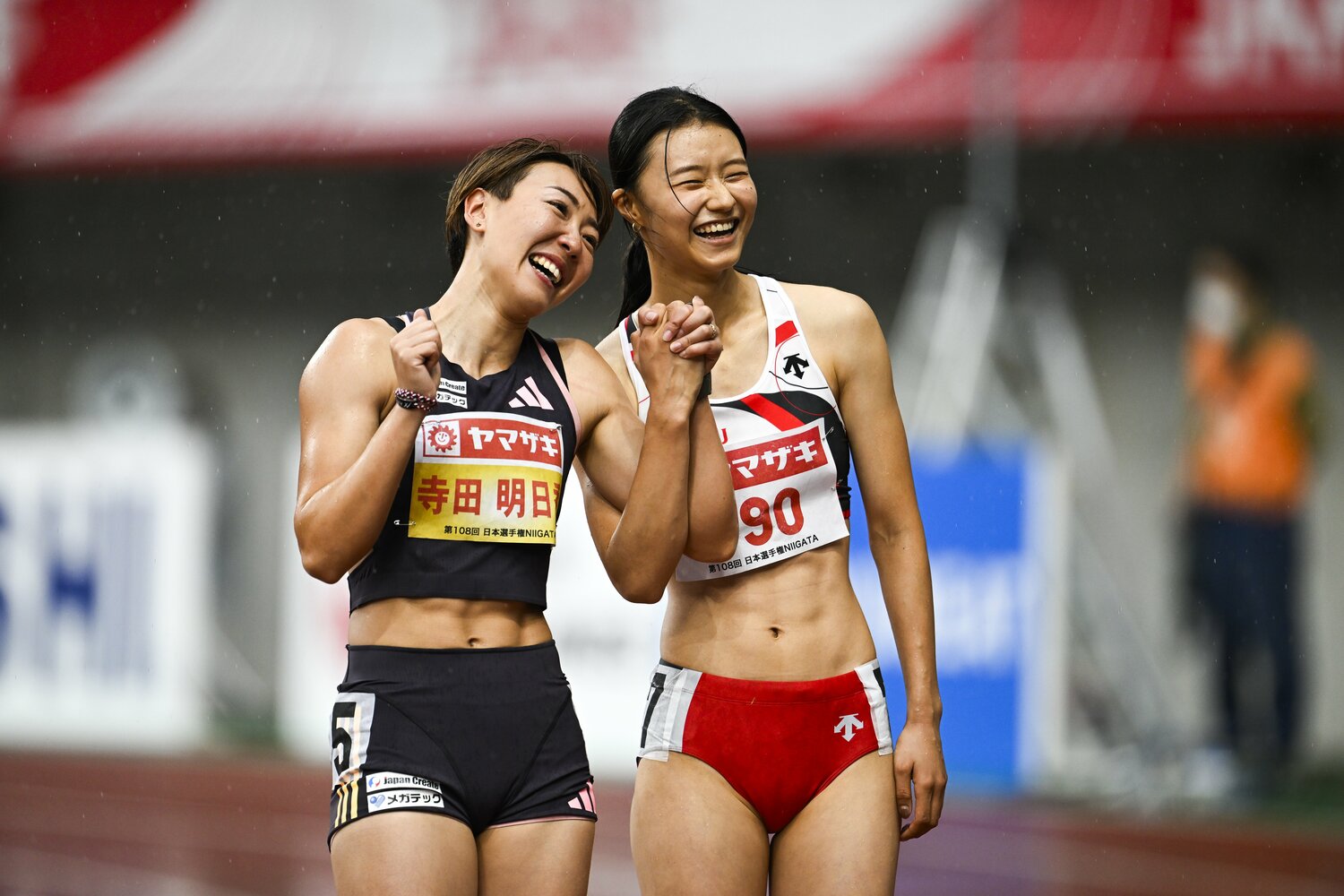 雨中の日本選手権決勝後に健闘を称える寺田と田中　©︎Asami Enomoto