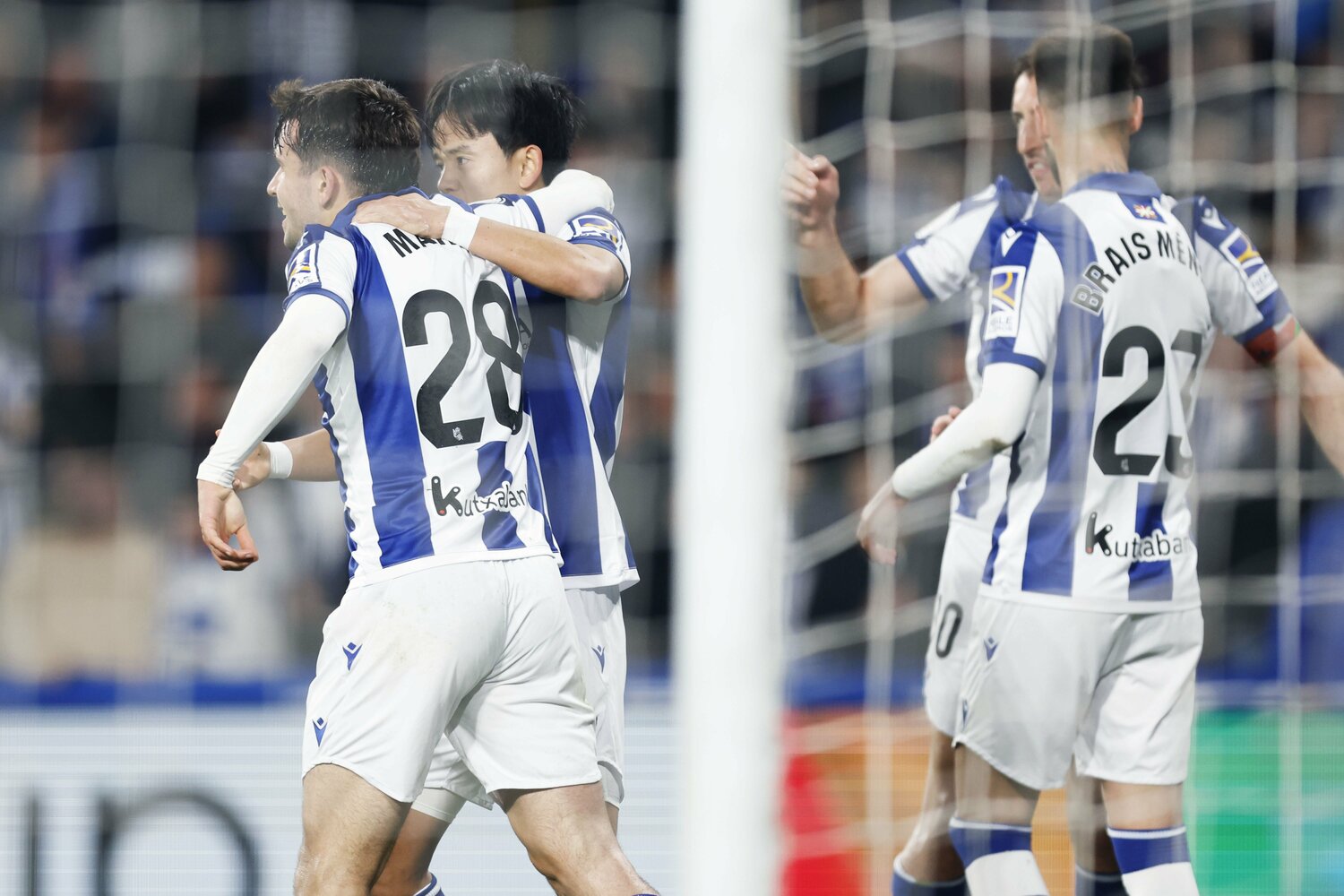 追加点のきっかけとなるプレッシングをかけたマリンを労う久保