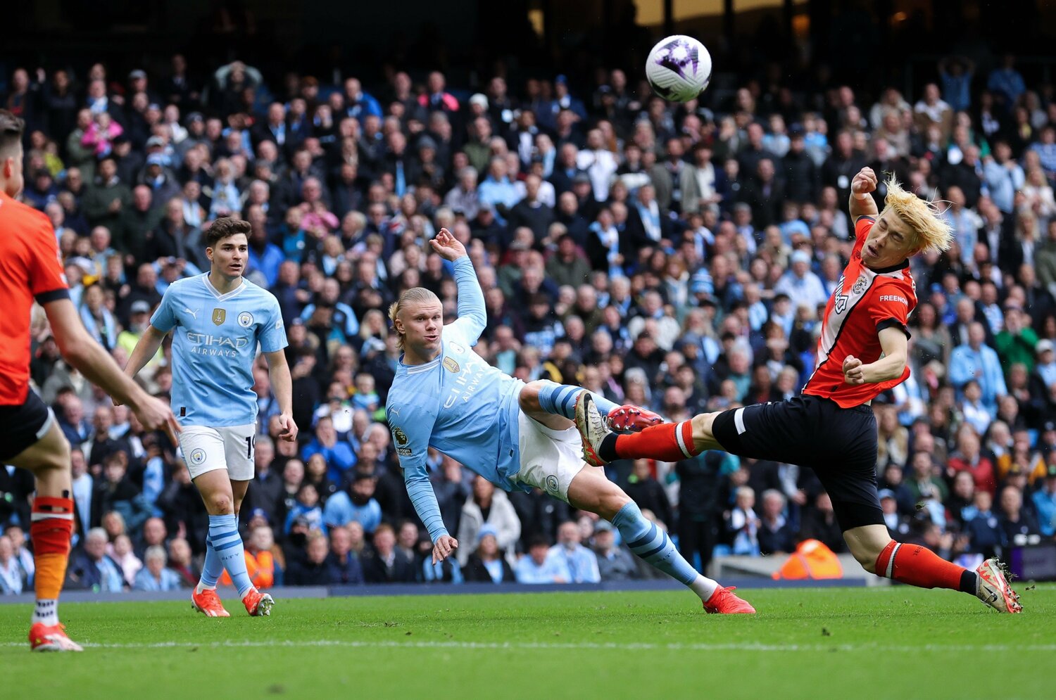 ハーランドの強烈なボレーシュートは、橋岡の顔面を直撃。そのままゴールマウスに吸い込まれ、不運の失点となった　©︎Getty Images