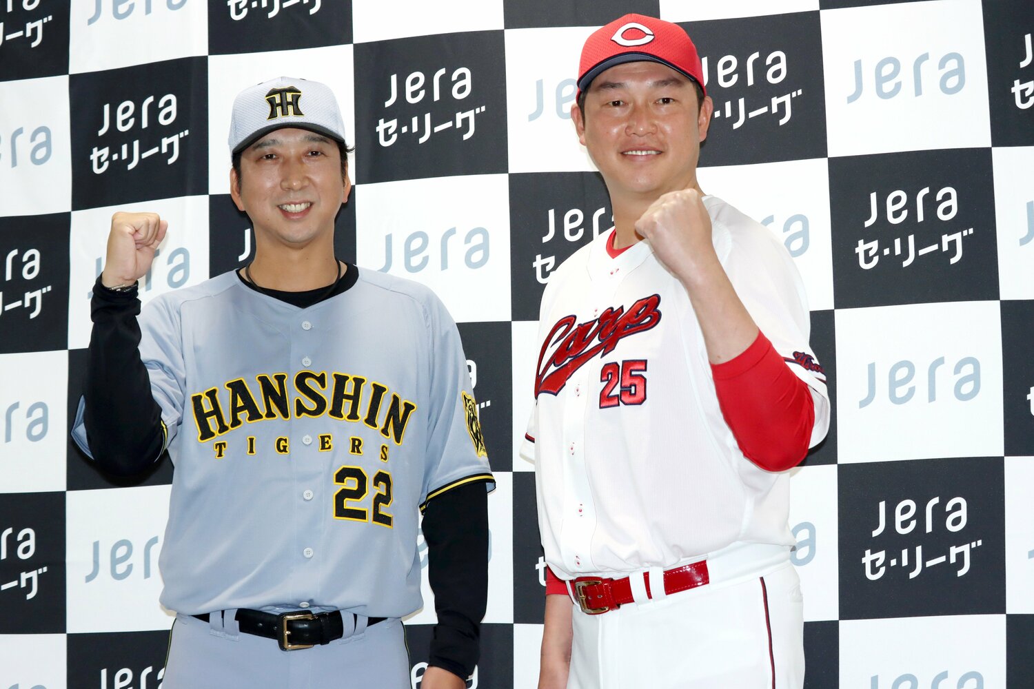 開幕戦前日の記者会見でポーズを取る阪神の藤川球児監督（左）と広島の新井貴浩監督。就任1年目の藤川監督の手腕が注目される　©JIJI PRESS