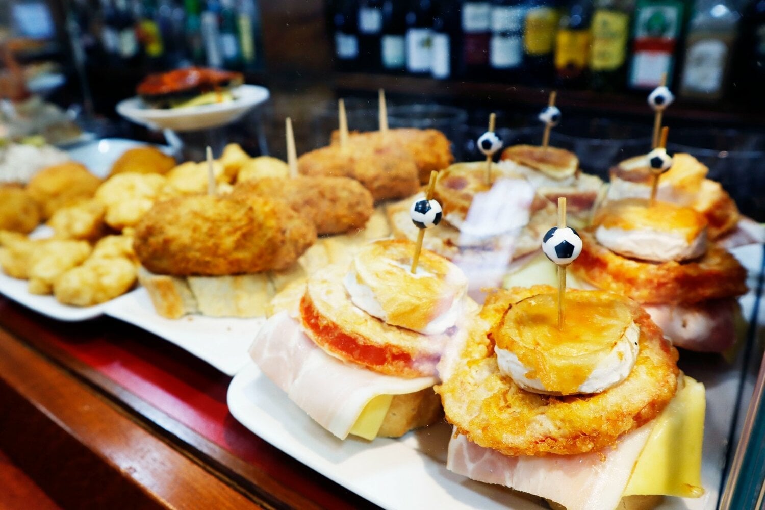 サッカーボールのワンポイントが入ったピンチョス　※そのほかの美食写真、久保の好プレーは写真をクリック、スワイプするとご覧になれます