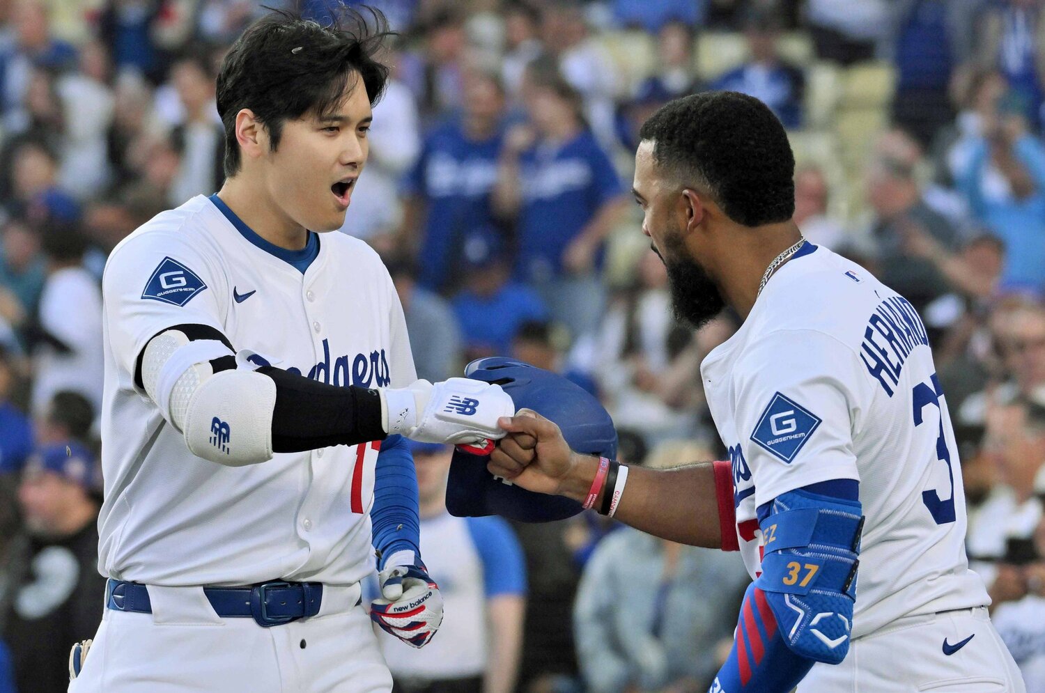 7号本塁打後、テオスカーに祝福される大谷。頭とユニフォームには「ヒマワリの種」が ©JIJI PRESS