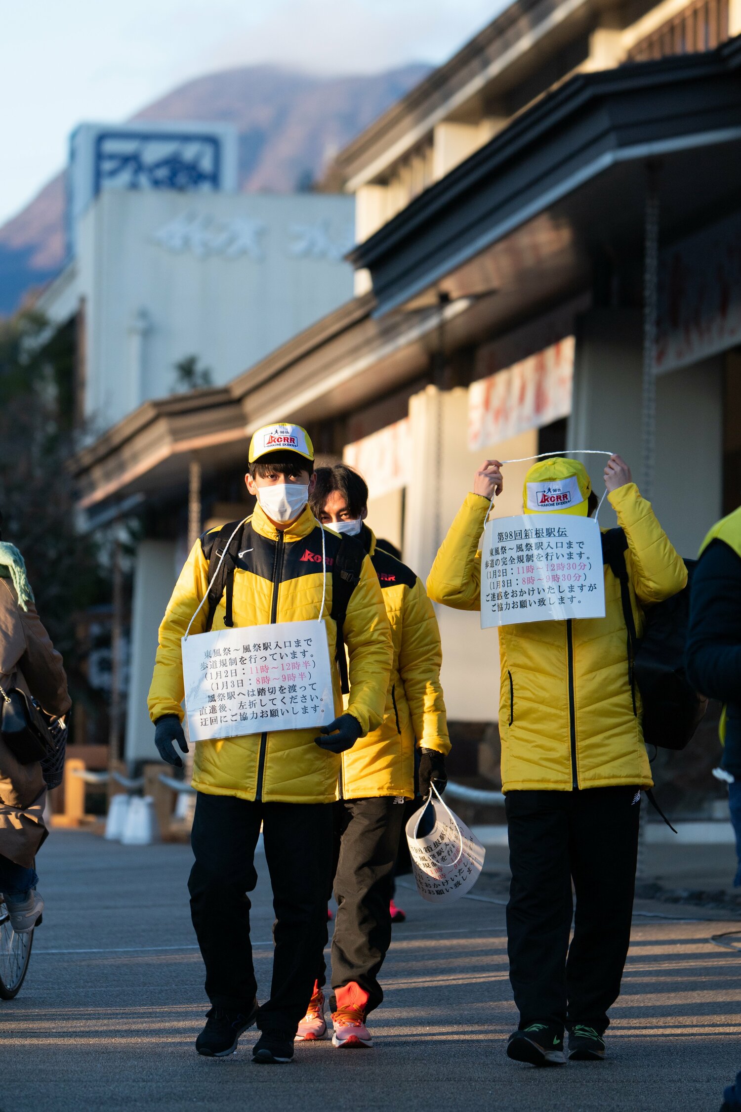 予選落ちした大学生が務めることもある箱根駅伝の補助員　©Nanae Suzuki