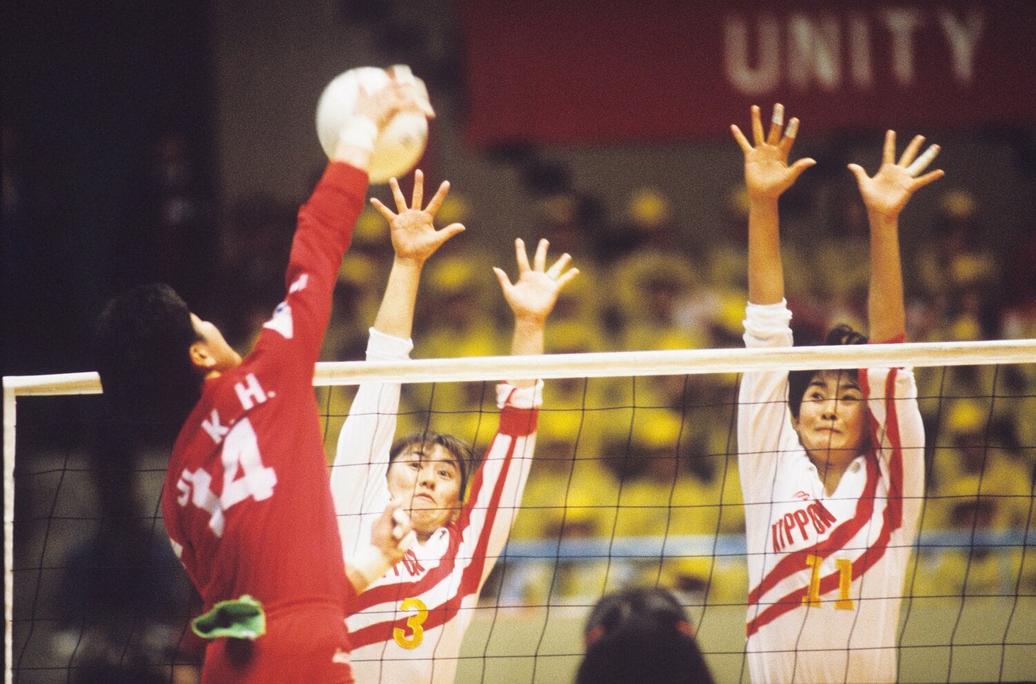 全日本でプレーする益子さん（写真右）　©AFLO