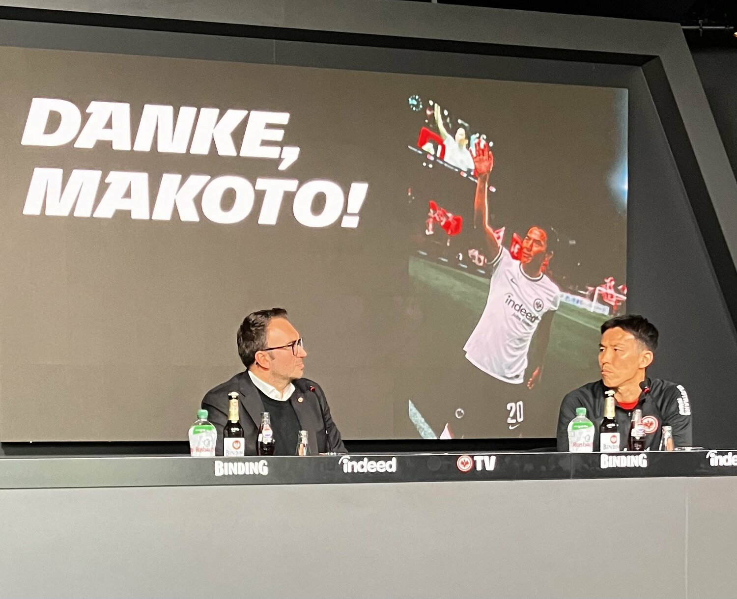 会見の背景には長谷部への感謝のスライドが表示されていた　©Kichinosuke Nakano