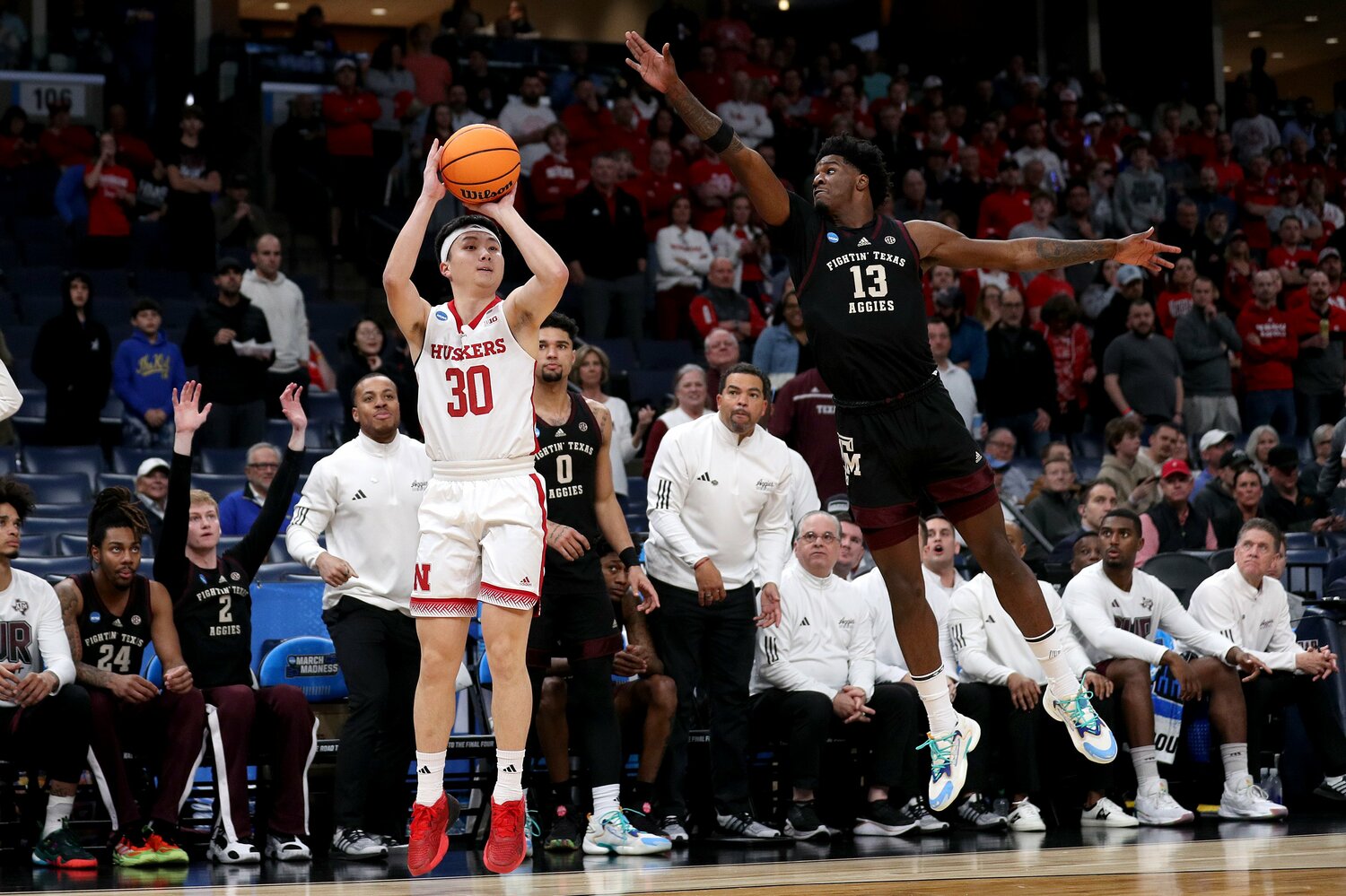 大きな注目が集まるNCAAトーナメントのコートに立った富永　©️Getty Images