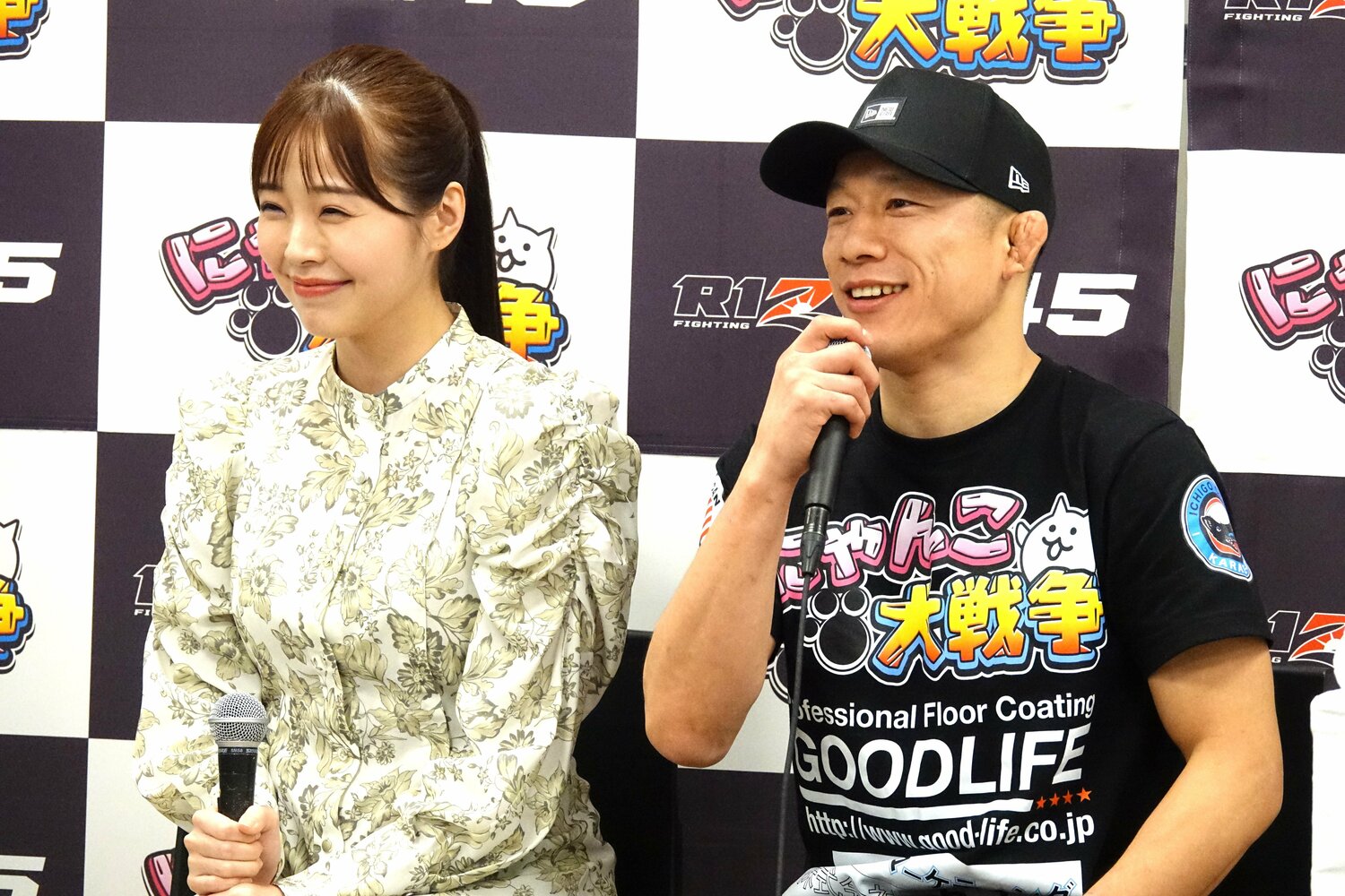 笑顔で取材に応じる川村那月と堀口恭司　©Koji Fuse