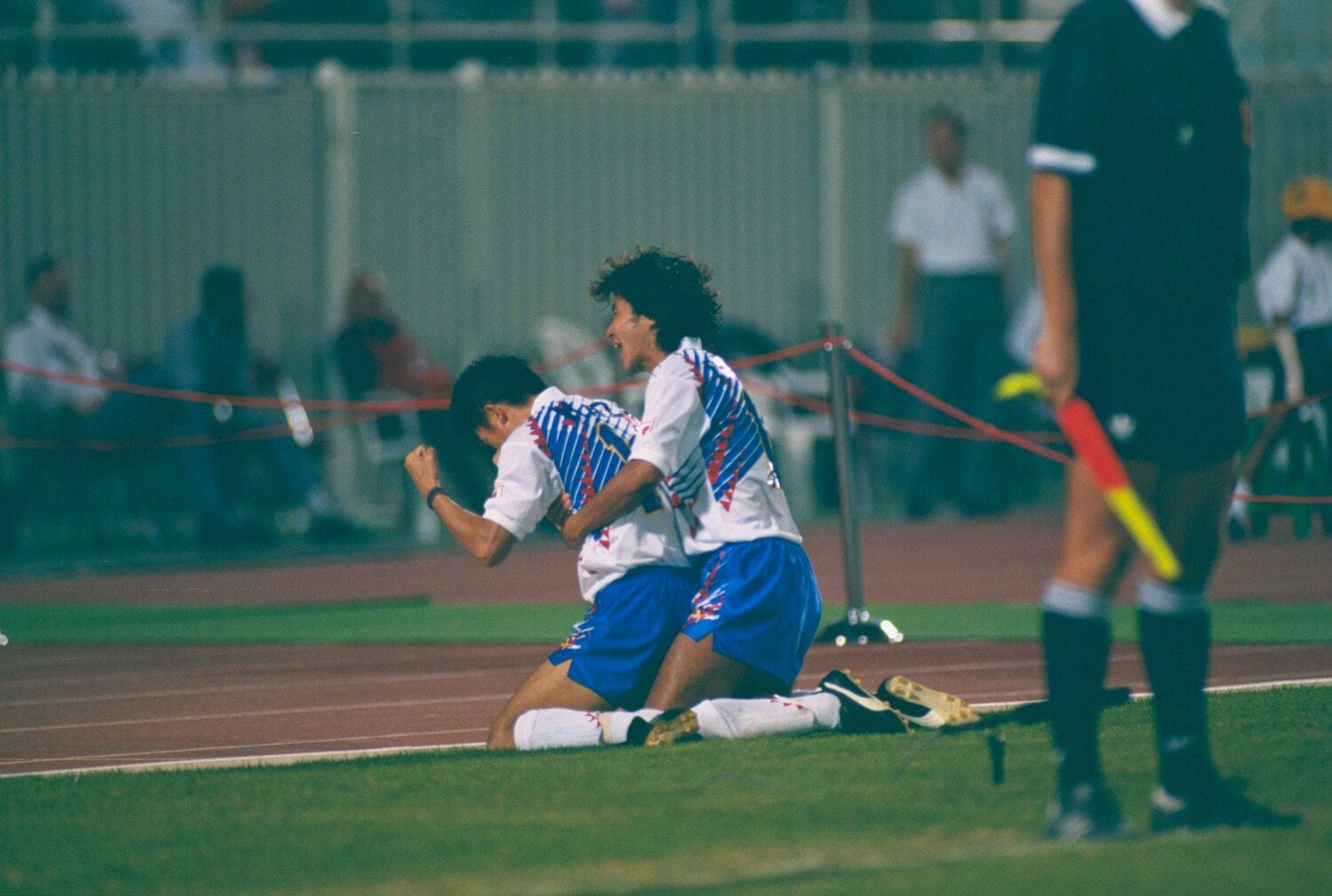 日韓戦でゴールを決めたカズと、祝福する中山雅史　©Sports Graphic Number