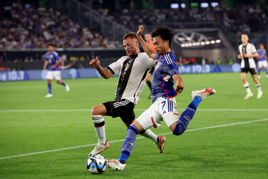 三笘とマッチアップするキミッヒ　©Getty Images