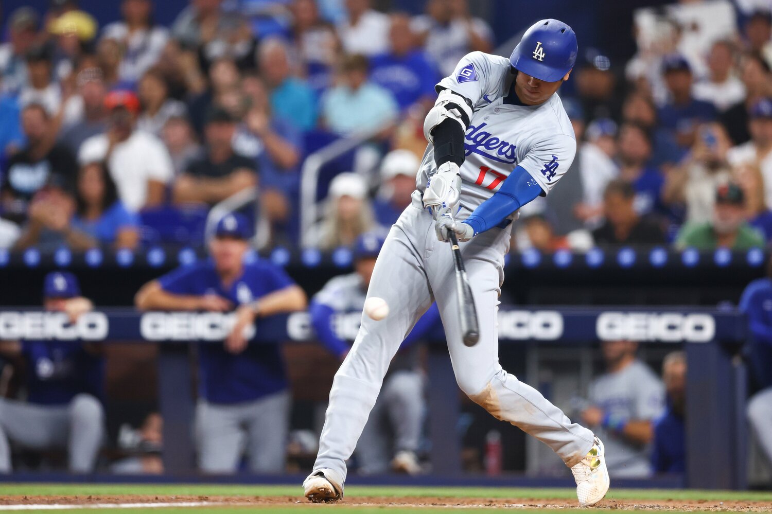 今季50号となるホームランを放つ大谷 ©︎Getty Images