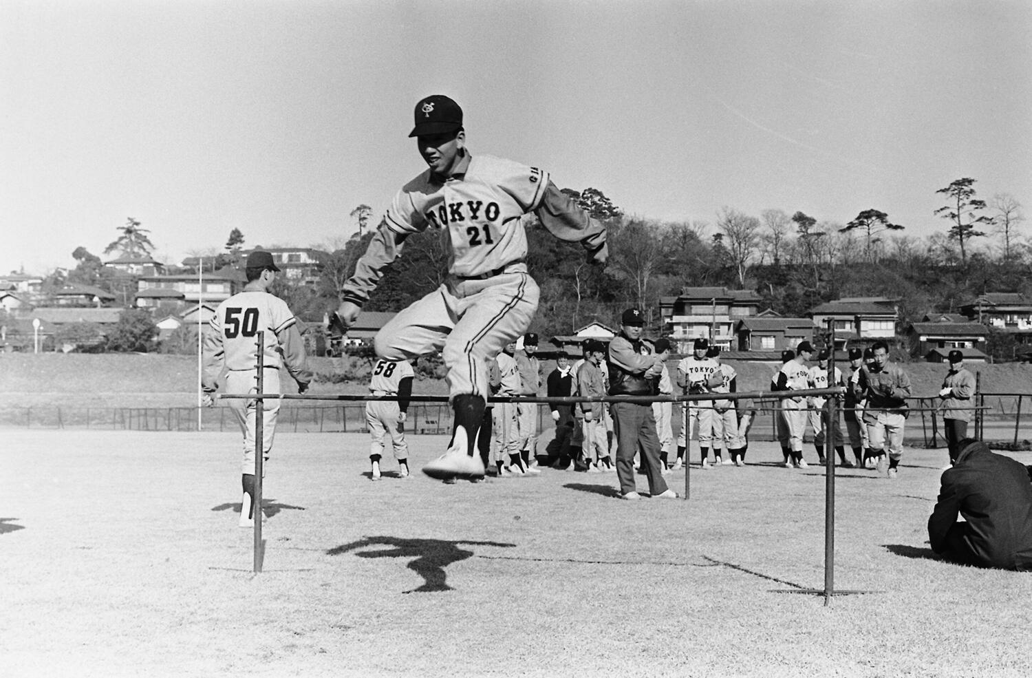プロ1年目、1966年春の自主トレーニングで練習に励む堀内恒夫 ©JIJI PRESS