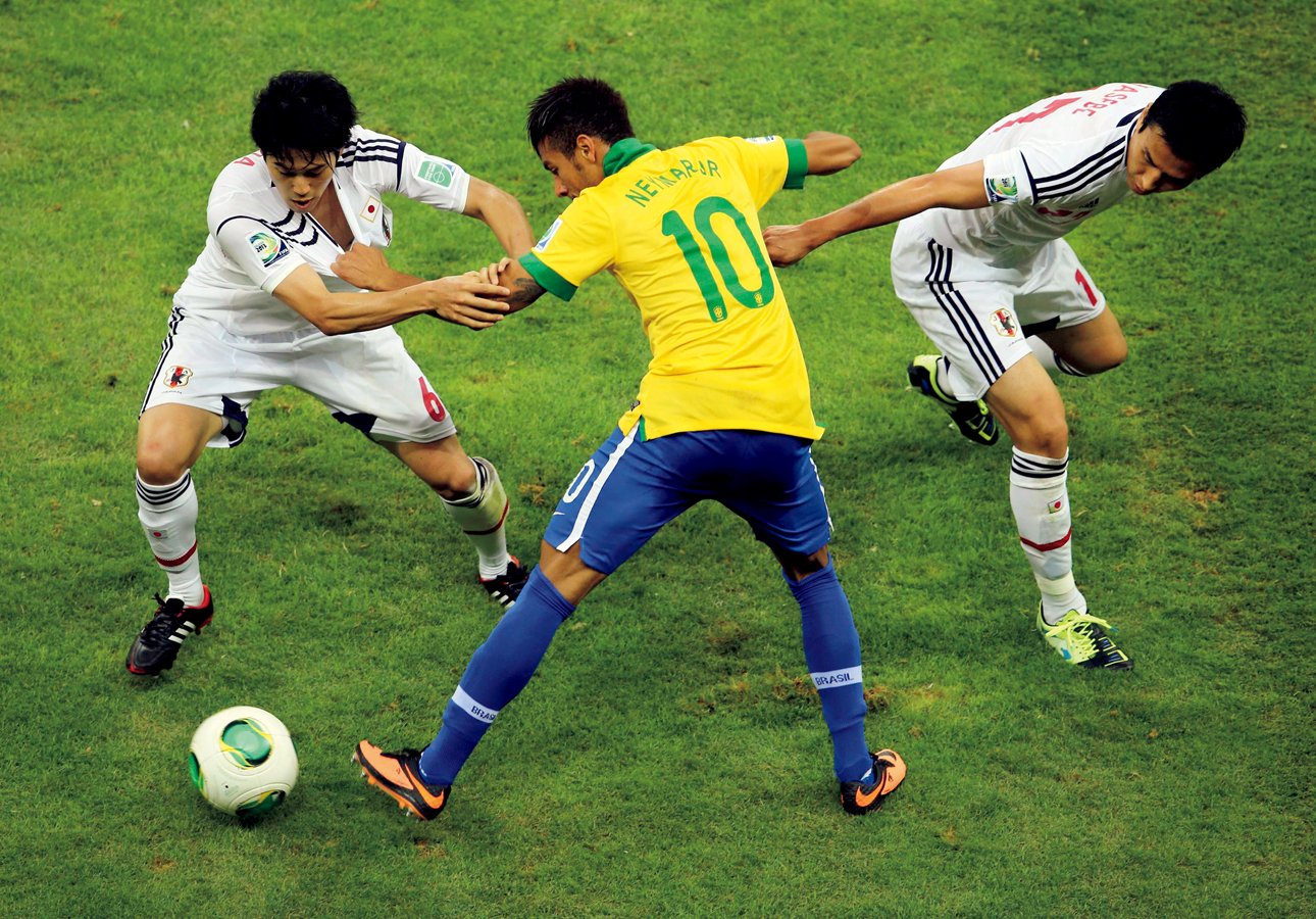 2013年コンフェデ杯ブラジル戦で、ネイマールを挟み込む内田と長谷部　©︎AFLO