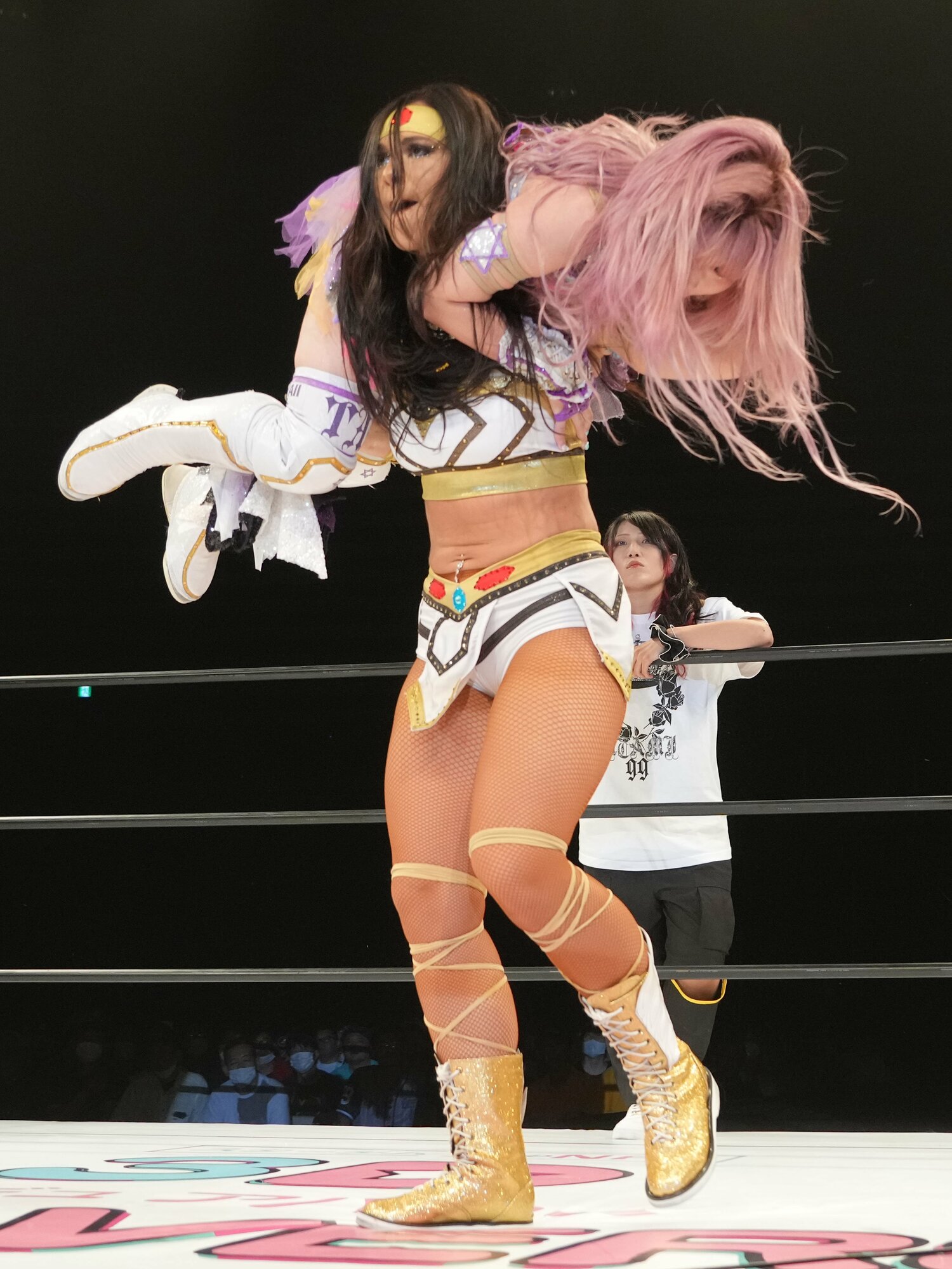 突然リングに現れ、中野たむを襲撃したメーガン・ベイン