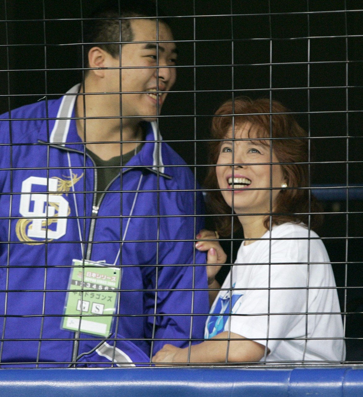 写真は04年のナゴヤドームで。中日の勝利を息子の福嗣さん（左）と喜ぶ信子さん　©KYODO