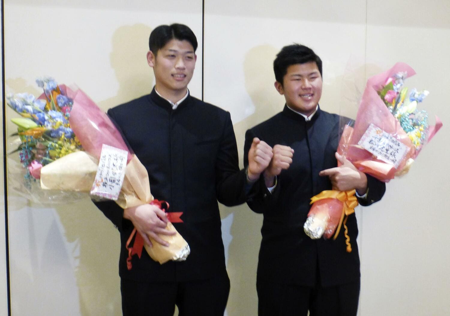 ドラフト1位指名を受けた小園と松川。写真は2021年12月、貝塚ヤングの激励会に出席した際の様子 ©KYODO