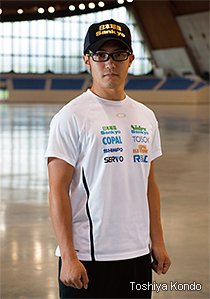 加藤条治　Joji Kato
1985年2月6日、山形県生まれ。山形中央高時代、総体500m3連覇。'05年、34秒30の世界記録（当時）でW杯初優勝。'06年トリノ五輪500mで6位入賞、'10年バンクーバー五輪500mで銅メダル。W杯14勝。日本電産サンキョー所属。165cm、65kg