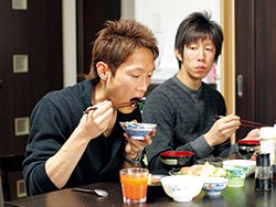＜食事中の様子＞ 自宅で朝、食事中の後藤選手。奥の男性は弟で同じくボートレーサーの後藤隼之選手だ。