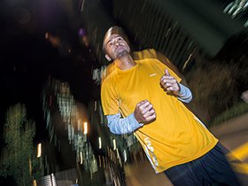 Wakky
1972年7月5日、北海道生まれ。強豪・市立船橋高校サッカー部を経て、専修大学サッカー部に所属。'94年「ペナルティ」を結成。'10年には名波浩の引退試合に参加、'12年10月には世界でも過酷なレースとして知られる、サハラ砂漠マラソンを見事完走した。