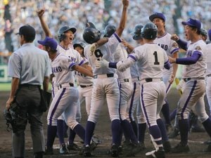 金足農の伝説“あのサヨナラ2ランスクイズ”現場の審判は何を感じていた？「最後まで分からんのが甲子園なんよ…」“史上最高試合”で敗れた塁審の証言