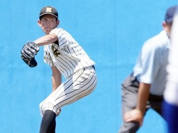 《甲子園》大会No.1右腕・風間球打（ノースアジア大明桜）がただの“本格派”ではない理由…勝負パターンが逆？＜Number Web＞ photograph by Sankei Shimbun