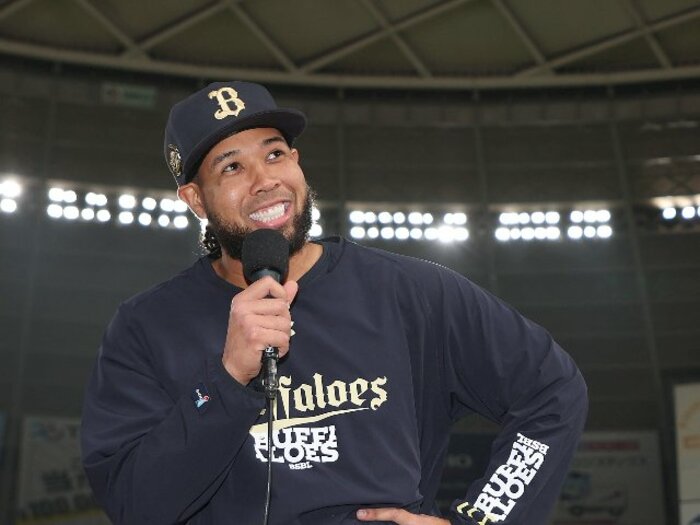「まいど！エスピです」来日3年目で日本語ペラペラ「週５日レッスン、漢字も勉強中」オリックス右腕の仰天勉強法…手術のエースに送った日本語メッセージ＜Number Web＞ photograph by SANKEI SHIMBUN