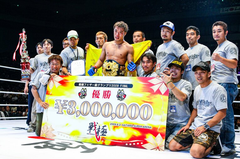 戦極フェザー級グランプリで優勝を果たし、賞金300万円を手にした金原　©Susumu Nagao