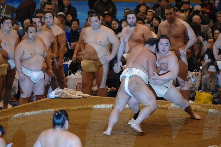 巡業中のレアな姿と綱入り　©BUNGEISHUNJU