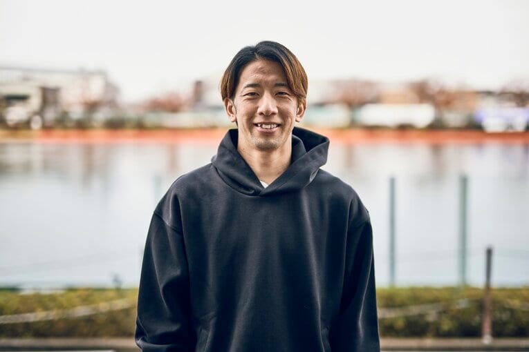 ボートレーサーとしての覚悟を語った野田昇吾。ホームの戸田水面をバックに　©Kiichi Matsumoto