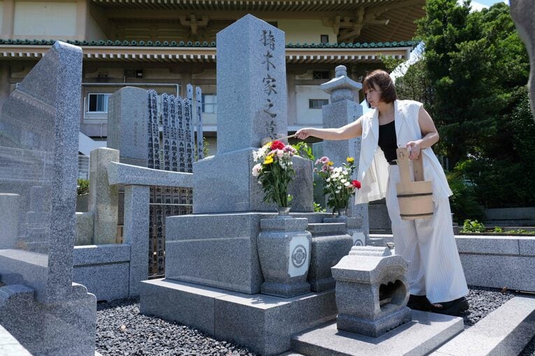 猪木家の墓にやってきたSareee　©Essei Hara