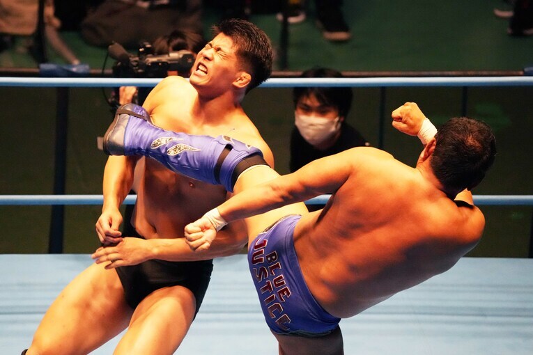 胸板に永田裕志のキックを浴びる安齊勇馬