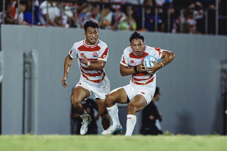 WTB長田智希（埼玉ワイルドナイツ）、CTB梶村祐介（横浜キヤノンイーグルス）©︎Kiichi Matsumoto