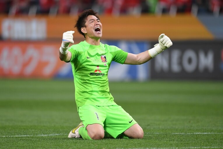 試合終了と同時に振り返り、サポーターと喜びを分かち合う