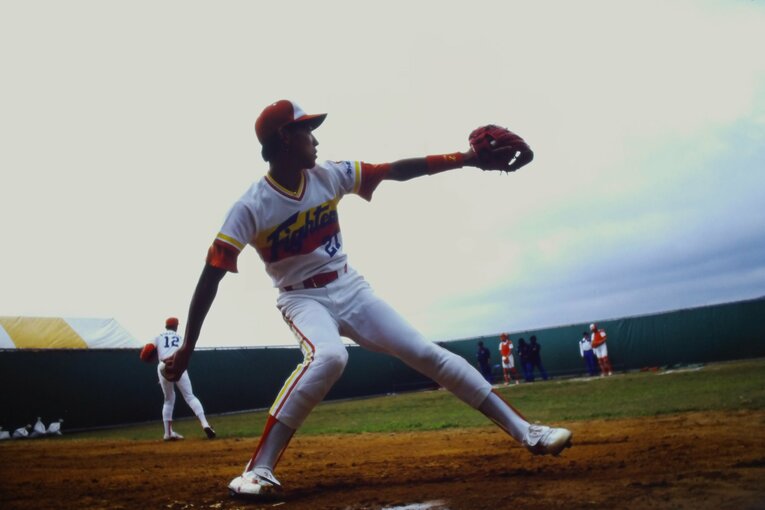 なぜこんな角度から撮れるのか…西崎のブルペンショット　©Takahiro Kohara