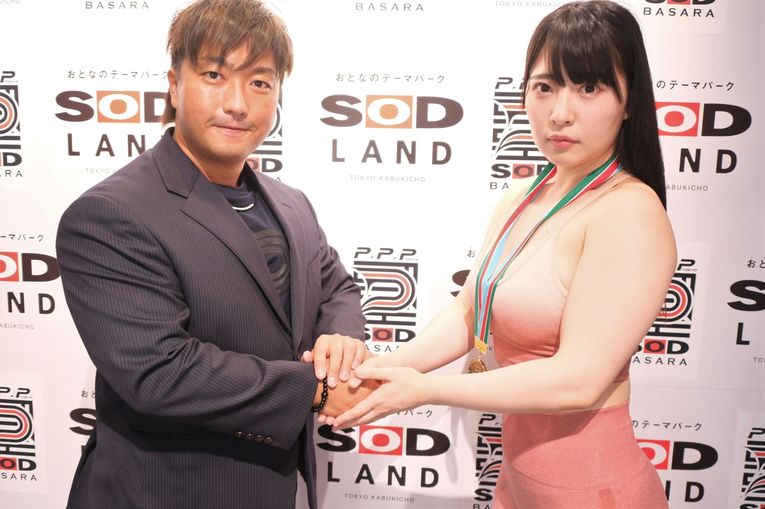 8月26日のデビュー発表会見にて