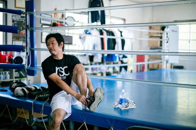 練習場に入り、すぐにシューズに履き替える坂本さん　©︎Nanae Suzuki