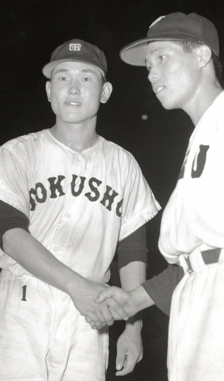 1958年8月16日、壮絶な投手戦を繰り広げた板東英二（徳島商／左）と村椿輝雄（魚津／右）。0対0のまま延長18回を終え、引き分け再試合となった　©スポーツ報知／AFLO