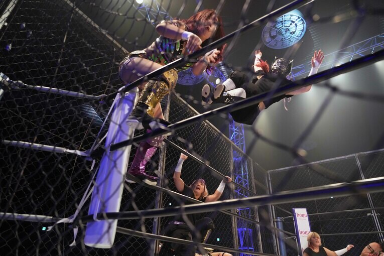 空中戦を得意とするキッドのドロップキック（クリックすると「この記事の写真」に飛びます。流血等の過激な写真を含みますのでご注意ください）